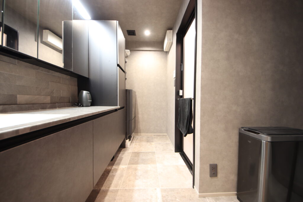 落ち着いたダークトーンで統一。