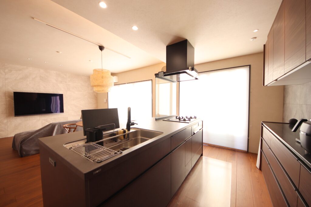 リシェルの代名詞とも言えるのが、焼き物ならではの味わいがあるセラミック製の天板（ワークトップ）熱・傷・汚れに強い。