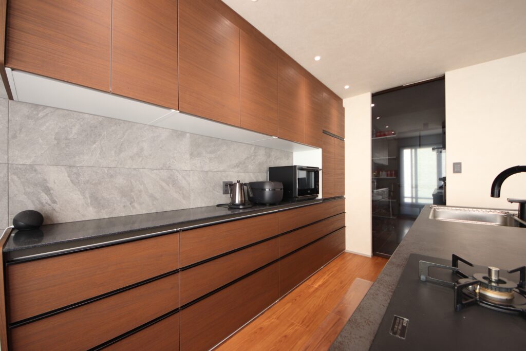 背面大型収納はLIXILノクト。<br />
扉奥のパントリーに冷蔵庫も集約。