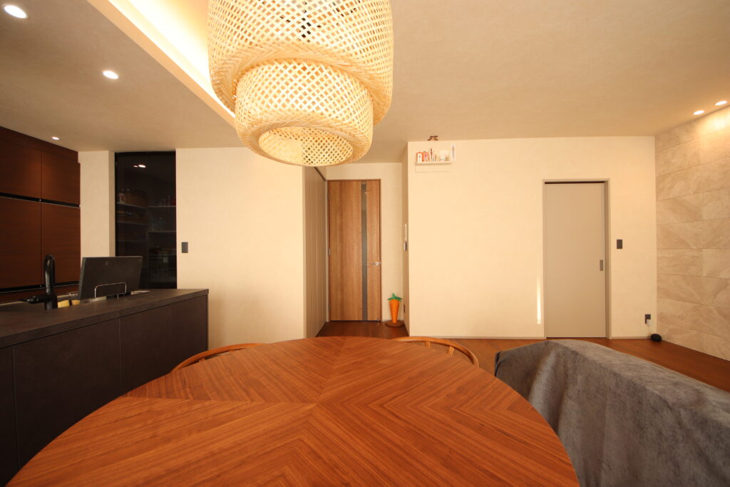 丸型テーブルとペンダントライトが印象的に。