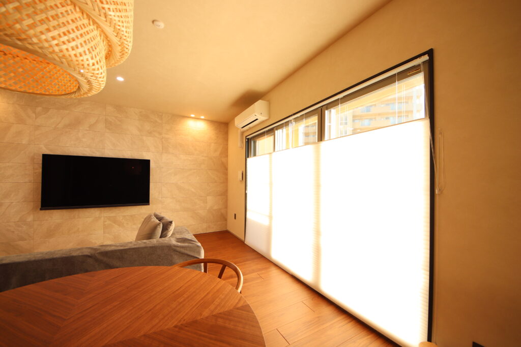  壁を吹かしたことで窓枠の奥行き（約150mm）を確保。二重サッシとハニカムブラインドをすべて窓枠内に収め、カーテンなしのスッキリした見た目を実現。