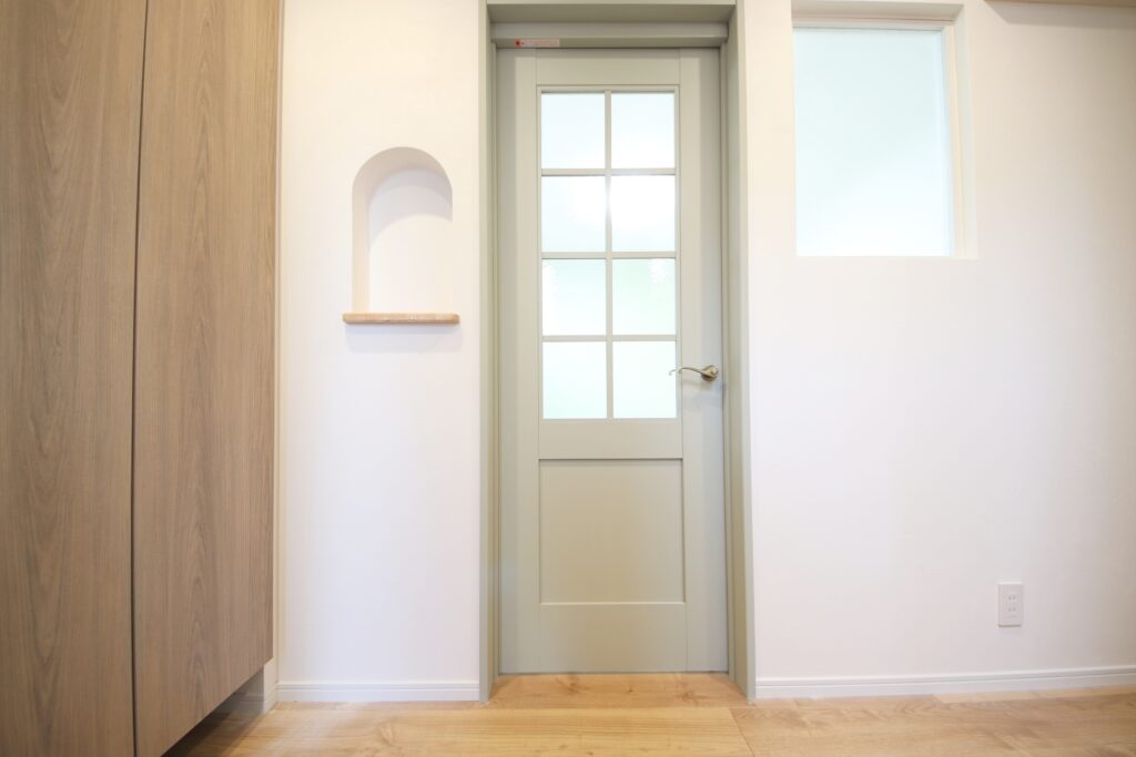 【1階洋室】グリーンの建具がお出迎え。塗装しています。