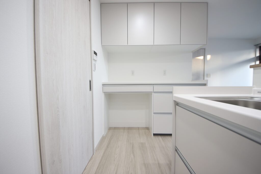 TOTOミッテカップボード。建具の色味と統一されておしゃれ。
