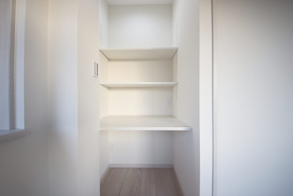 上部は可動式棚で使いやすく。