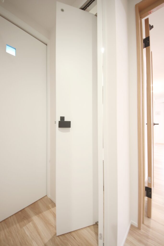 トイレ扉。干渉しないように折れ戸仕様へ。